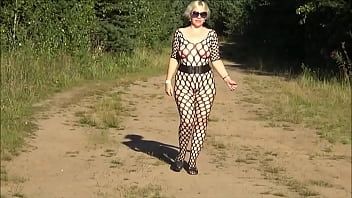 Odtwórz Lady redrose w bodystocking na świeżym powietrzu