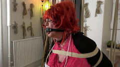 play Esaret ve Gagged'de Aşağılanmış Travesti: Zalim Bir Kadın Hakimiyeti Deneyimi