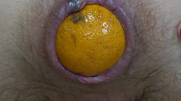Reproducir Hermoso culo empuja mandarinas fuera de su duro anal morena en medias de nylon se masturba el culo y el coño peludo y luego huele y lame su tanga fetiche casero