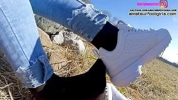 Играть Fila destrudor shoeplay нейлоновые ступни и раздавить топтать болтающиеся нейлоновые кроссовки girlfeet trailer