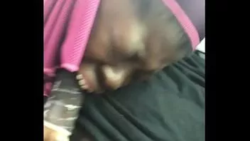 播放 捡起穿着 T 恤和内裤的妓女，她给了我惊人的口交让我的鸡巴作呕