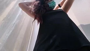 Jouer Ta mère va dans un magasin de vêtements et met sa culotte dans sa chatte pendant qu'elle essaie un jean