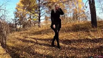 Jouer Une ado adore sucer et baiser dans la nature ! - point de vue extérieur