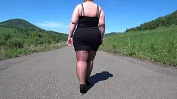 Abspielen Reife BBW in Nylonstrumpfhosen und High Heels geht die öffentliche Straße entlang Fußfetisch große Beute asmr