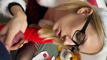 Riproduci Segretaria con gli occhiali da nerd sexy della ragazza di Natale che prende in giro il cazzo facendo una sega come Miss Babbo Natale per ottenere precum prima di farlo già venire