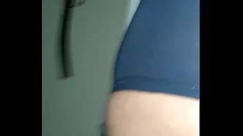 تشغيل رجل يرتدي زوجات سراويل داخلية جديدة من الساتان