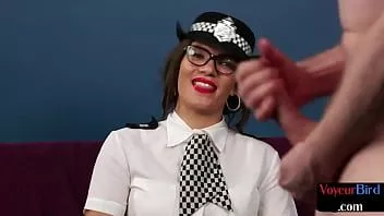 play Milf policial voyeur de uniforme assistindo masturbação masculina