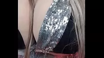 Afspelen Kijk hoe deze sexy susi een satijnen slipje in haar poesje duwt