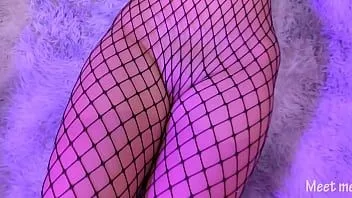 Riproduci Un'asiatica in calze a rete fa un footjob e si fa venire tutta la figa