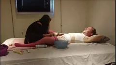Abspielen Crossdresser rasiert sich in Strumpfhosen ohne Schritt und Nylon-Dessous