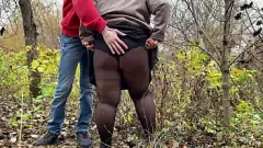 Riproduci MILF tettona in pubblico all'aperto con collant fetish
