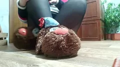 Abspielen Kurvige MILF wird pervers: Masturbiert unter Nylons und Höschen