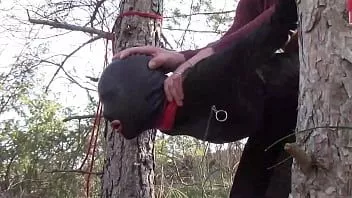 play Atado a un árbol al aire libre con ropa sexy, usando pantimedias y botines altos con tacones, follada dura