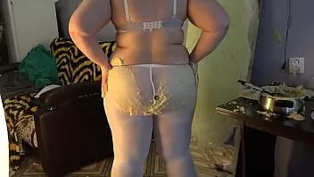 تشغيل Food صنم و الكثير من talks ناضج BBW في نايلون جوارب طويلة smears potatoes على كبير غنيمة كثير الشعر كس و محشو البطن