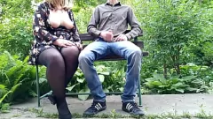 Afspelen Buitenhandjob ontmoeting met een harige milf in het openbaar