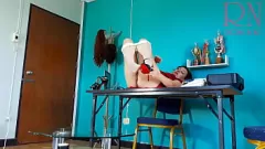 Jouer La caméra cachée de la secrétaire a capturé sa chatte nue et rasée alors qu'elle portait des collants