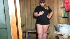 Afspelen Een jonge BBW met een enorme kont in nylon panty geniet van een stomende solosessie in een rustiek Russisch badhuis